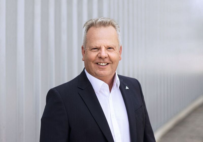 „Smart Services von Wittenstein Alpha ermöglichen es, die Informationen kontinuierlich auszuwerten und festzustellen, wie es um einen Antriebsstrang und seine verbundenen Komponenten steht“, erläutert Andreas Kolibius, Vertriebsingenieur bei Wittenstein Alpha.  (Bild: Wittenstein)