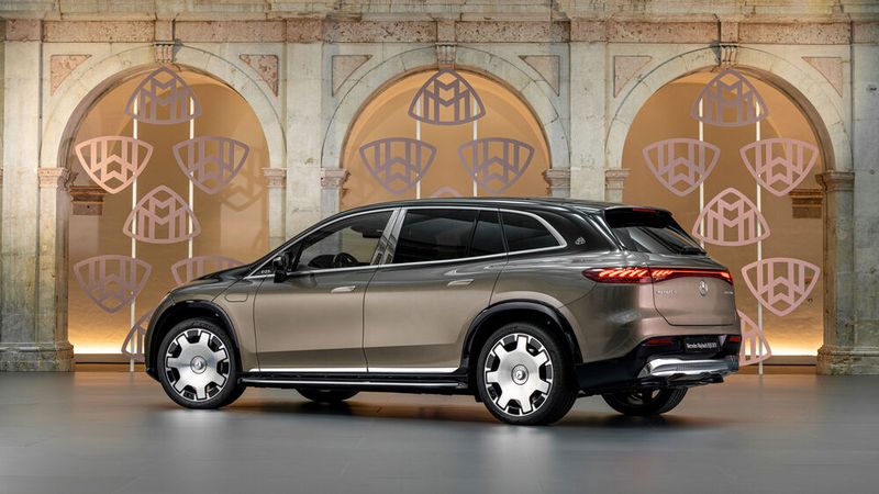 Mit diversen Kniffen haben es die Designer geschafft, dem Wagen optisch die Wucht seiner 5,12 Meter Länge zu nehmen. (Bild: Mercedes-Benz)