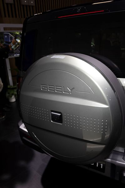 Das Ersatzrad am Heck unterstreicht die Offroad-Gene des Plug-in-Hybriden. (Bild: www.weigl.biz)