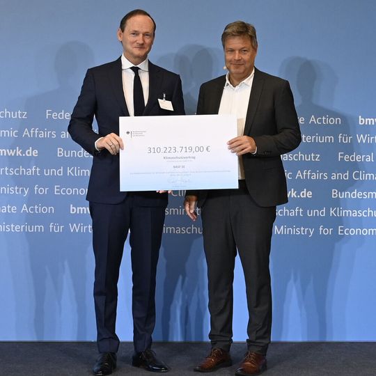 Robert Habeck, Bundesminister für Wirtschaft und Klimaschutz, übergab den Förderbescheid an Uwe Liebelt, Präsident Europäische Verbundstandorte, BASF.(Bild:  BMWK / Andreas Mertens)