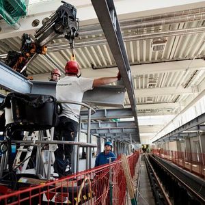 Die Stahlträger wurden im Bohrcenter von Debrunner Acifer zugeschnitten und just in time zu Losen von 20 bis 40 t zur H. Wetter AG transportiert, die sie weiterbearbeitete. 