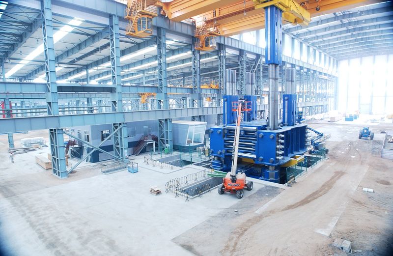 Montage der 500 MN-Gesenkschmiedepresse bei Nanshan, China, durch Siempelkamp. (Bild: Siempelkamp)