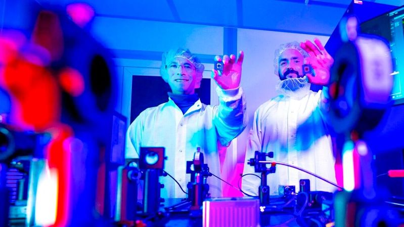 Dr. Maxim Darvin und Felix Bennewitz erforschen am Fraunhofer IPMS in Cottbus neuartige Mikrospiegel für eine schärfere Auflösung von Mikroskopen.(Bild:  Sascha Thor, BTU)