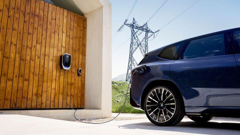 Der neue BMW iX3 ist das erste BMW-Modell, das bidirektionales Laden ermöglicht. Weitere Modelle sollen folgen.(Bild:  BMW Group)