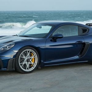 Beim Porsche 718 Cayman GT4 RS ist alles auf maximale Quer- und Längsdynamik ausgelegt.(Bild:  Autoren-Union Mobilität/Porsche/Juergen Tap)