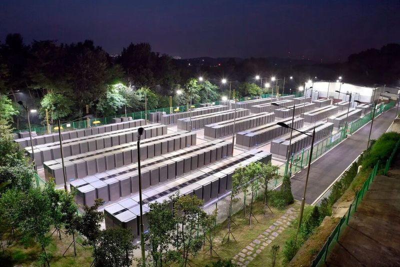  Reihenweise Gas geben: eine Großinstallation von Bloom Energy für skalierbare Versorgung kritischer Lasten (Bild: Bloom Energy)