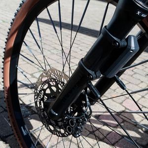 Die Steuereinheit für das neue Pedelec-ABS von Bosch kann einigermaßen platzsparend an der Gabel angebracht werden.(Bild:  SP-X/Mario Hommen)