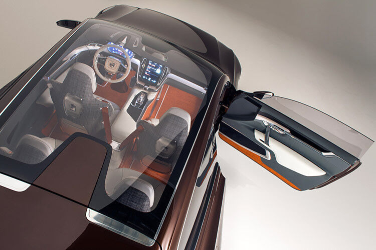 Das Konzeptfahrzeug hat eine schlanke Silhouette. Das große Panorama-Glasdach trägt zum dynamischen Auftritt bei. (Foto: Volvo)