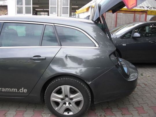 Den Opel Insignia werden die Carbon-Spezialisten während der Würzburger Karosserietage instandsetzen. (Foto: Carbon)