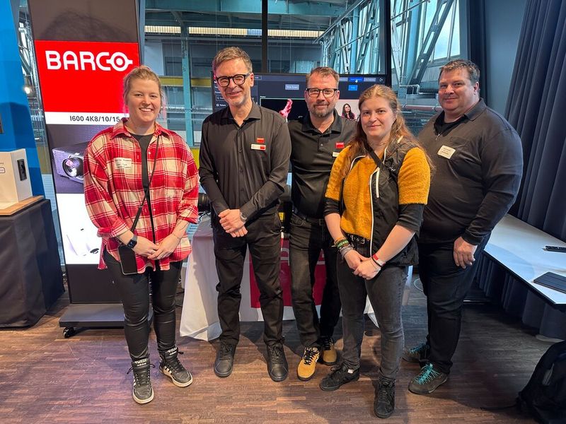Veranstaltungstechniker unter sich: (v. l.) Sabrina Hudema, Roland Strutz und Anna Diete (Limelight) tauschen sich mit  Igor Soic und Florian Knoll (m. r., Barco) aus. (Bild: Vogel IT-Medien GmbH)