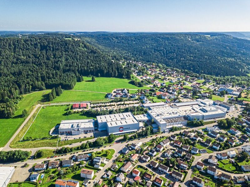 Die Maschinenfabrik Berthold Hermle AG lädt vom 26. bis 29. April 2022 ein zur Hausausstellung an den Standort in Gosheim.
 (Hermle)