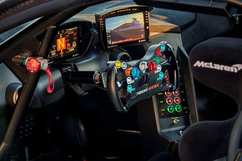 Die LED-Blöcke des Drehzahlmessers im digitalen Cockpit blitzen wie die Strobos in der Techno-Disco. (Bild: McLaren)