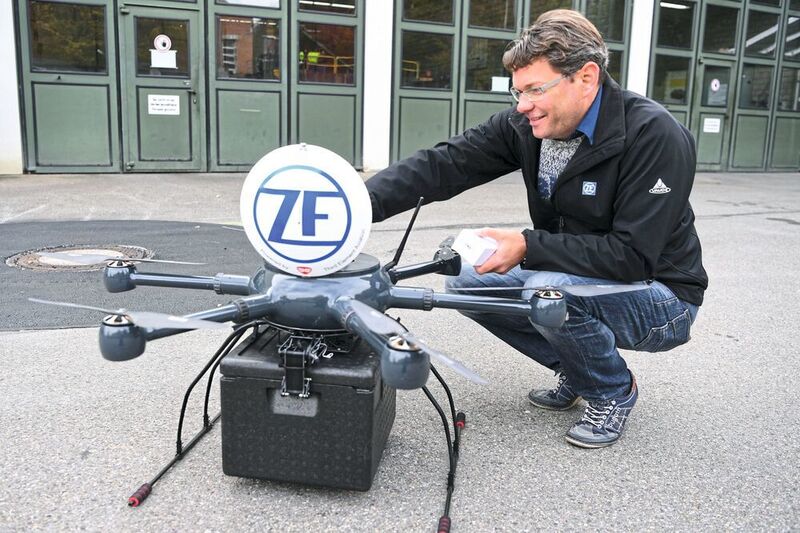 Mit sechs Rotoren, intelligenter Sensorik und freier Navigation zum Ziel: Die Drohne bei ZF ist nicht darauf angewiesen, einem vorgegebenen Weg zu folgen. Sie erkennt Hindernisse selbsttätig und umfliegt sie.  (ZF Friedrichshafen AG)