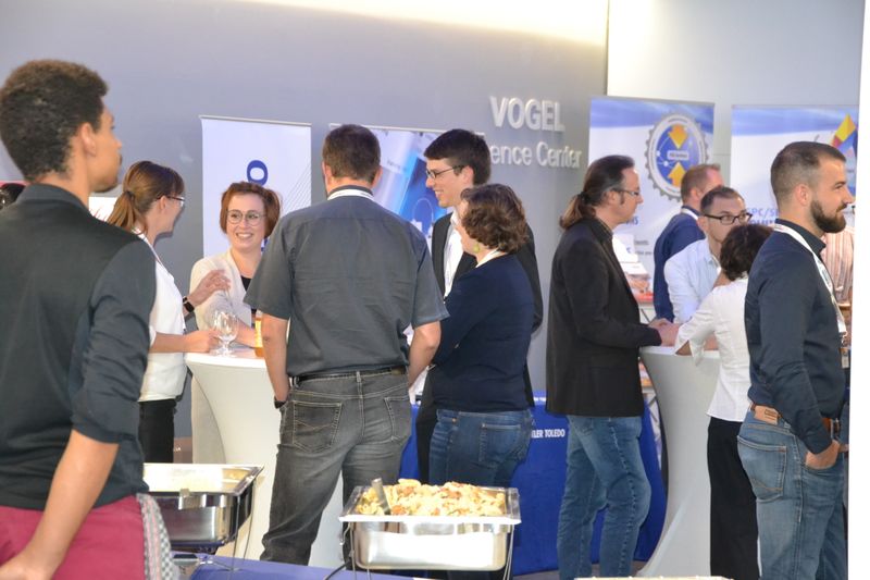 In der Mittagspause finden sich Anwender, Aussteller und Referenten am reichhaltigen Buffet im Vorraum zusammen. (Bild: LABORPRAXIS)