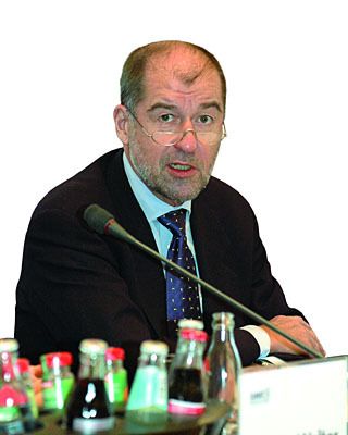 „So fahren wir mit Vollgas an die Wand.“  Christoph Hahn-Woernle, Vorsitzender des Cemat-Präsidiums und Chef der Viastore GmbH, angesichts der Berechnungen, dass das Straßengüterverkehrsaufkommen bis 2025 um 55% steigen soll.   Bild: Unruh (Archiv: Vogel Business Media)