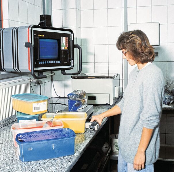 1995 the operator-guided manual weighing center Mandos is developed for micro quantities and includes documentation and full traceability.  (Azo)