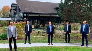 Kooperieren im Bereich des 3D-Drucks: Klaus Erdrich (Vorstand von BCT Technology), Christoph Hauck (Vorstand von Toolcraft), Jürgen Hillemann (Vorstand von BCT Technology), Uwe Schulmeister (Bereichsleiter Metall-Laserschmelzen bei Toolcraft) und Thilo Gräser (Leiter Vertrieb bei BCT Technology) (v.l.). (BCT Technology)