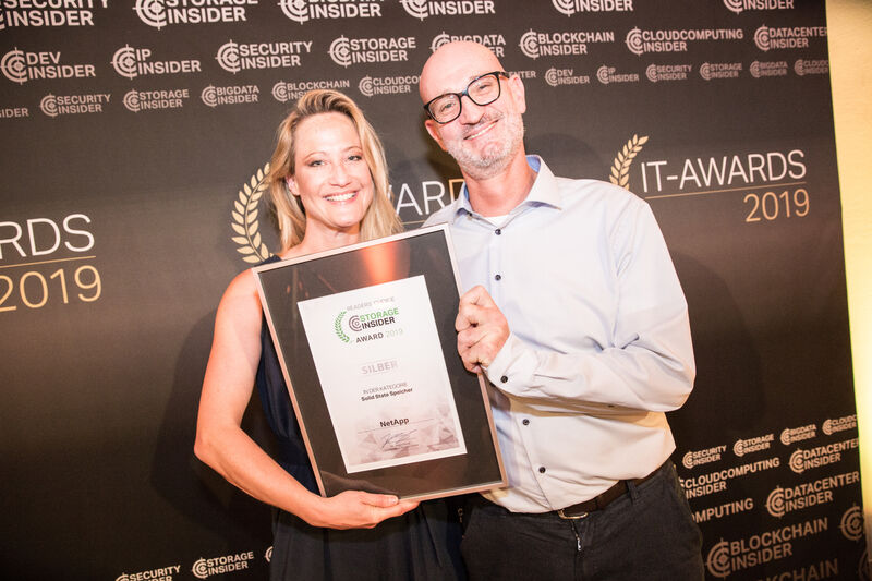 Julia Velde und Heiko Böhm von NetApp mit ihrem Storage-Insider-Award in der Kategorie 