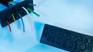 Murrplastik stellt auf der SPS IPC Drives 2017 eine neue Kabeldurchführungsplatte KDP-Z für hohe Packungsdichten vor. 
 (Murrplastik)