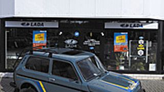 Typisch Lada: Das Vertriebsnetz des russischen Fabrikats stützt sich auf den kleinen Händler oder den Servicebetrieb um die Ecke. Fotos: Lada (Archiv: Vogel Business Media)