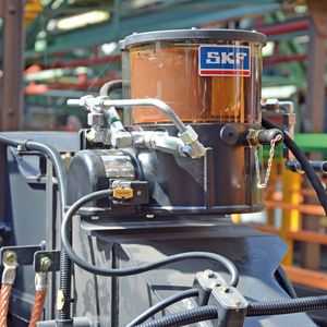 Die Anlage führt das Schmiermittel über eine Behälterpumpe der elektromagnetischen Dosier-Pumpe zu. Druckluft wird nicht mehr benötigt, ein Kompressor ist nicht notwendig.