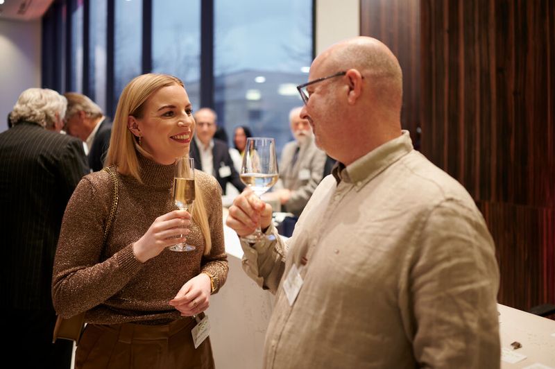 Impressionen vom ELEKTRONIKPRAXIS Frühlingsfest 2023 im Ketterer Kunst mit der Verabschiedung von Johann Wiesböck.  (Bild: © EYE AM CHRIS)