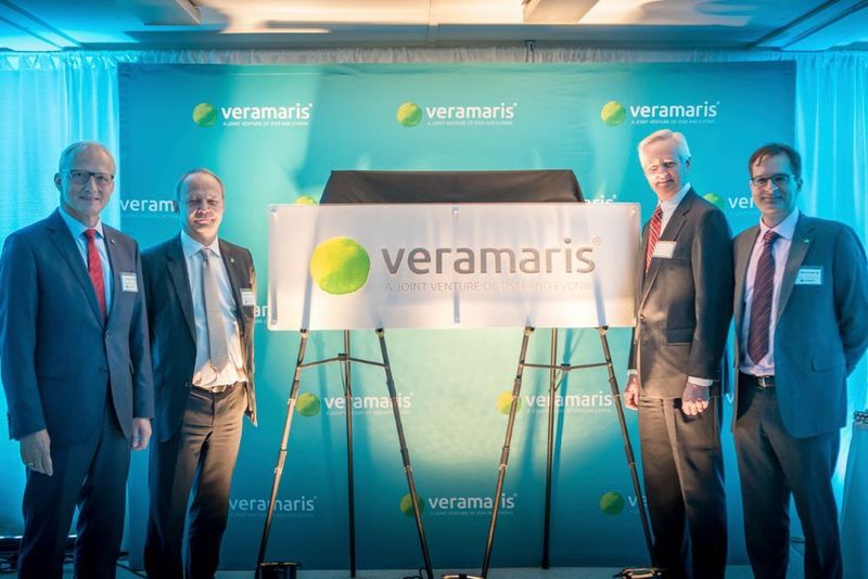 Veramaris feiert Halbzeit für die Algenöl-Produktionsanlage in Blair, Nebraska. Der Bau der Anlage verlief bislang planmäßig. Im Bild: Reiner Beste (Evonik), Christoph Goppelsroeder (DSM), Mike Foley, Vize-Gouverneur von Nebraska, and Karim Kurmaly (Veramaris). (Veramaris)