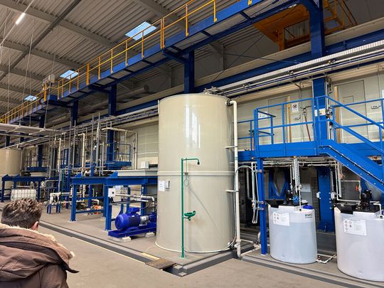 So sieht die Ende Mai eröffnete neue Beizanlage bei EZM Edelstahlzieherei Mark am Standort Wetter aus. Sie gehört zu den umweltschonendsten ihrer Art, heißt es. Hier erfahren Sie, warum das Unternehmen investiert hat und dabei gefördert wurde.(Bild:  EZM)