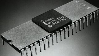 Der Intel 8086 erschien am 8. Juni 1978 auf dem Markt. Er war einer der ersten erhältlichen 16-Bit-Prozessoren – und war der erste in einer Reihe von vorwärtskompatiblen Chips, die dieselbe Architektur verwenden würden. Bis heute erscheinen Prozessoren, deren x86-Befehlssatzarchitektur im Kern mit der des Ur-Prozessors kompatibel ist. (Intel Corporation)