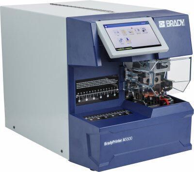 Der Fahnen-Druckapplikator „Brady Printer A5500“ druckt und appliziert die Etiketten an den Kabeln. (Brady GmbH)