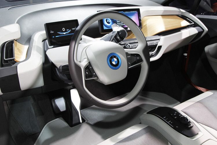 Mit der neuen Antriebsarchitektur verabschiedet sich BMW auch vom klassischen Armaturenbrett. An seine Stelle treten zwei frei schwebende Displays: Das kleinere über der Lenksäule funktioniert als Kombiinstrument, das größere, mittig montierte Display ist die virtuelle Schaltzentrale, die Navigation und Informationsdienste von BMWs Connected Drive verbindet. (Foto: BMW)
