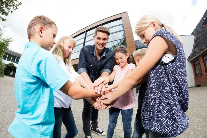 Dass sich die akademische Ausbildung in der Sozialpädagogik auszahlt, belegt der Dekra Arbeitsmarkreport auch dieses Jahr: Sozialpädagoginnen und -pädagogen gehören zu zweiten Mal in Folge zu den am stärksten nachgefragten Berufsgruppen. Sie liegen auf Platz 10. (Bild: © Christian Schwier - stock.adobe.com)