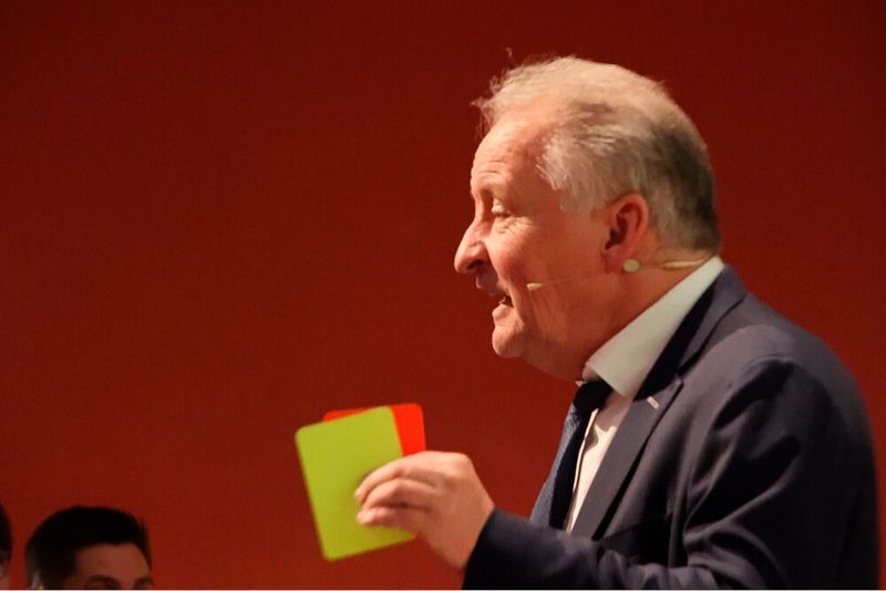 Schiedsrichterlegende Lutz Wagner beherrscht das Spiel mit den bedeutungsvollen Karten. Spannend erklärte der Entscheidungsprofi aus dem Fußballsport den Führungskräften aus der Industrie, was lange Hosen von kurzen Hosen lernen können.(Bild:  Maschinenmarkt/rw)
