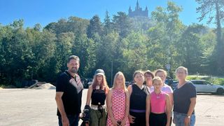 Thomas Durst mit Teilnehmerinnen seiner Aktion „Vom Krönchen zum Schraubenschlüssel“ vor der Burg Hohenzollern. (Bild: Autohaus Durst)