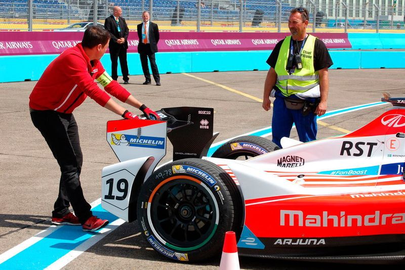 Einmal wiegen bitte: Jedes Fahrzeug wurde vor dem Qualifikationslauf von der FIA auf das technische Reglement überprüft. (Benjamin Kirchbeck)