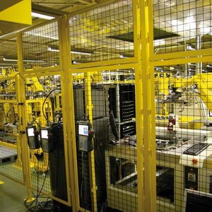 Roboter, so weit das Auge reicht: Wie hier in der Elektronikfertigung dominieren Roboter das Bild in den Fertigungshallen von Fanuc.Bild: Kroh