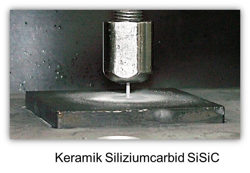 HD-CO2-Schnitt an Keramik. Hier Siliziumcarbid (SiSiC). (IPK)