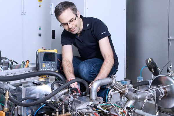 Der Freikolbenlineargenerator: Ein neues Antriebskonzept des DLR in Stuttgart zur Reichweitenverlängerung von Elektrofahrzeugen (Bild: DLR)