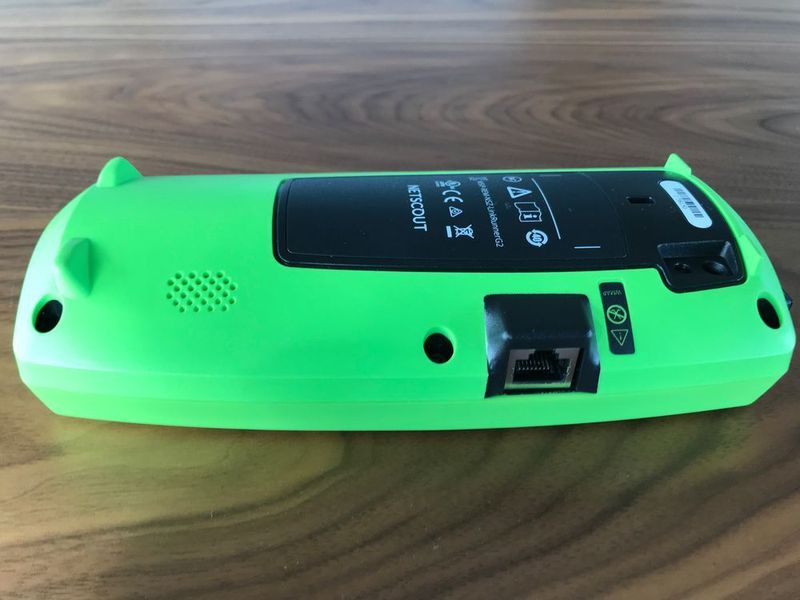 Anschluss links: RJ-45 Kupferanschluss (10/100/1000BASE-T) zur Schleifenbildung eines Testkabels. (VIT)