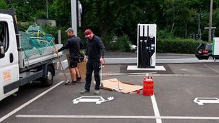 Eine fünfstellige Summe kann für die Installation einer leistungsfähigen Ladesäule schnell zusammenkommen. (Bild: Rosenow/»kfz-betrieb«)