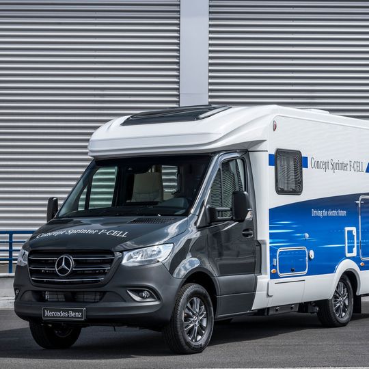 Der als Wohmobil aufgebaute Concept Sprinter F-Cell soll die Vorteile des Plug-in-Hybrid-Antriebs für Langstrecken zeigen.(Bild:  Daimler AG)