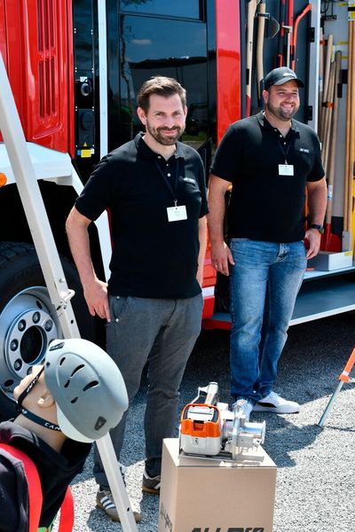 Michael Pögel (l.), GF Eder Maschinenbau, und Dennis Perndl, Vertriebsleiter Brandschutztechnik Müller, stehen Spalier für Anwendungen des neuen Allpro-Systems. (Bild: Maienschein)
