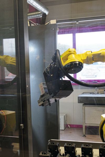 Chargement d'un étau en cours. (Source : MSM)