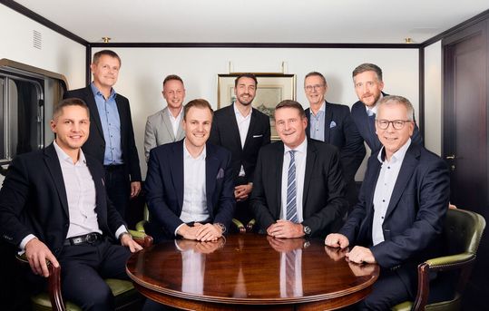 Vertragsunterschrift an Bord des HGK-Schiffs „Franz Haniel 14“. Von links: Florian Bleikamp, Head of Chartering Canal / Rhine, HGK Dry Shipping, Steffen Schreiterer, Leiter Beschaffungslogistik, Salzgitter Flachstahl, Tim Gödde, Managing Director Ship Management, HGK Ship Management Lux, Fabian Gerdes, Leiter Kundenlogistik, Salzgitter Flachstahl, Steffen Bauer, CEO, HGK Shipping, Andreas Lemme, Managing Director, HGK Dry Shipping, Uwe Wedig, Vorsitzender des Vorstands / CEO der HGK Group, Henning Hirschfeld, Head of Legal, HGK Shipping, Eike Brünger, Managing Director Sales and Logistics / Member of Managing Board, Salzgitter Flachstahl.(Bild:  HGK Shipping)