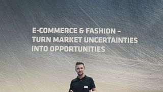 Im Deep Dive „Digitalisierung“ während des Beumer-Hausevents „E-Commerce &amp; Fashion“ gab Sebastian Sickmann, Team Lead Beumer Group Evolutions in Dortmund, Einblicke in den Prototypenbau und den Weg zum Endprodukt. (Bild: Maienschein)