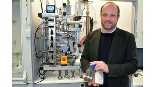 Prof. Dr. Philipp Keil leitet das Forschungsprojekt DECIDE an der OTH Regensburg. Darin untersuchen die Forschenden, wie CO₂ aus Abgasen der Zementproduktion abgeschieden werden kann. (Bild: Simone Grebler/ OTH Regensburg)