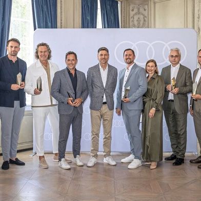 Audi zeichnete zehn Handelsbetriebe mit dem Business Cup 2025 aus. Im Bild: Sascha Manske (Ing. W. Riemer GmbH & Co. KG), Dierk Rudolf Harneid (Autohaus Adelbert Moll), Ben Jasper (Audi Leipzig), Gunnar Severin (Audi Stuttgart), Christian Rittershaus (Gottfried Schultz Automobilhandels SE), Yves Becker-Fahr (Audi), David Liebsch (Avemo/Autohaus Best), Christina Hagmann (Audi), Jan Weber (Auto Weber), Marcell Eiselein (Audi-Zentrum Aachen/Jacobs Automobile), Jürgen Rinner (Autohaus Rinner), Thomas Fischer (Fischer Automobile). (Bild: Stefan Bösl)
