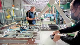 Im Forschungsprojekt Fluently wollen Experten Industrierobotern mehr Empathie verschaffen. Der Roboterexperte Fanuc ist mit von der Partie, wenn es darum geht, die Roboter-Mensch-Kollaboration in dieser Hinsicht zu verbessern. Lesen Sie, was man vorhat. (Bild: Fanuc Turkey)