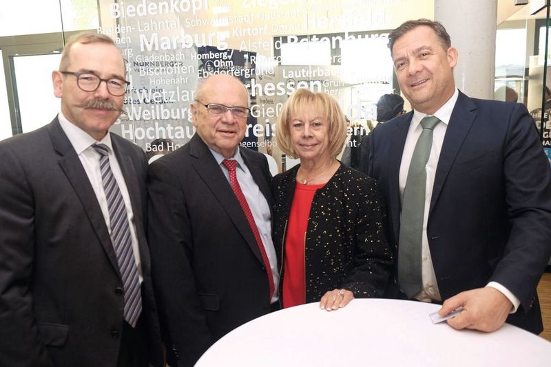 Heimspiel: Burkhard Wagner (Vorstandsmitglied Kfz-Gewerbe Hessen), Bernd Ehinger (Präsident Handwerkskammer Rhein-Main), Sylvia Karpinski-Schmitt (Autoschmitt) und Cyril von Recum (Vorstandsmitglied Kfz-Gewerbe Hessen). (Zietz/»kfz-betrieb«)