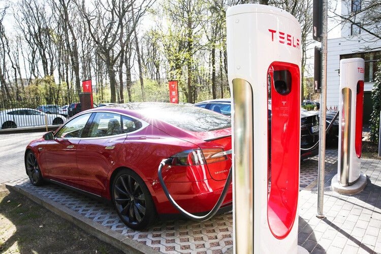An den sogenannten „Superchargern“ können Tesla-Kunden ihr Auto kostenlos laden. Derzeit gibt es in Deutschland 35 dieser Schnelllade-Stationen. (Foto: Tesla)